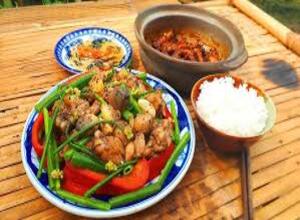 Ếch Xào Nấm Rơm Với Bông Hành